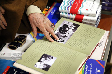 Visite du Guide suprême à la 34ème Foire Internationale du Livre de Téhéran