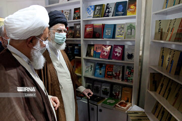 Visite du Guide suprême à la 34ème Foire Internationale du Livre de Téhéran