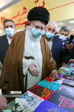 Visite du Guide suprême à la 34ème Foire Internationale du Livre de Téhéran