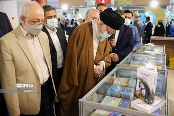 La visita del Ayatolá Seyed Ali Jamenei a la Feria Internacional del Libro de Teherán