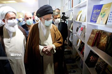 La visita del Ayatolá Seyed Ali Jamenei a la Feria Internacional del Libro de Teherán