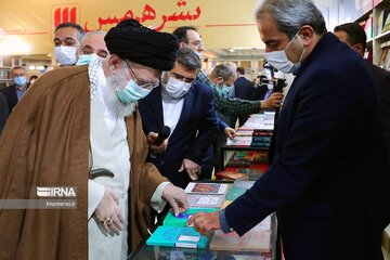 La visita del Ayatolá Seyed Ali Jamenei a la Feria Internacional del Libro de Teherán