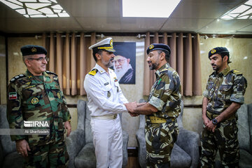 La flotte 86 de la Marine iranienne dans le port de Salalah, Oman