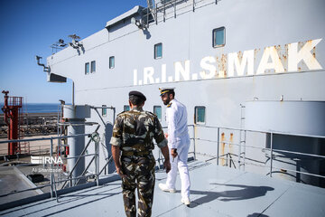 La flotte 86 de la Marine iranienne dans le port de Salalah, Oman