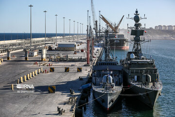 La flotte 86 de la Marine iranienne dans le port de Salalah, Oman