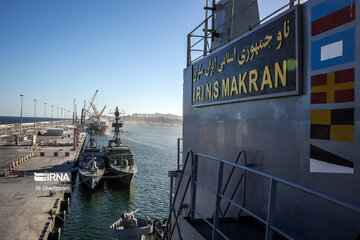 La flotte 86 de la Marine iranienne dans le port de Salalah, Oman
