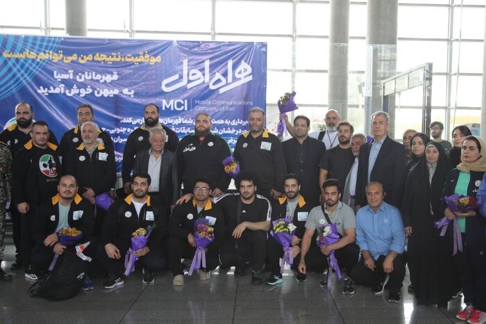 بازگشت قهرمانان وزنه‌برداری به ایران 