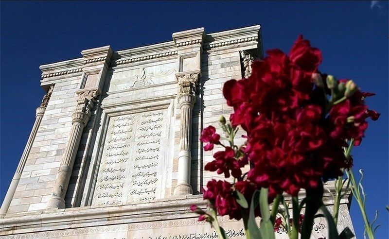 آرامگاه فردوسی در سالروز بزرگداشت این شاعر ملی گلباران شد