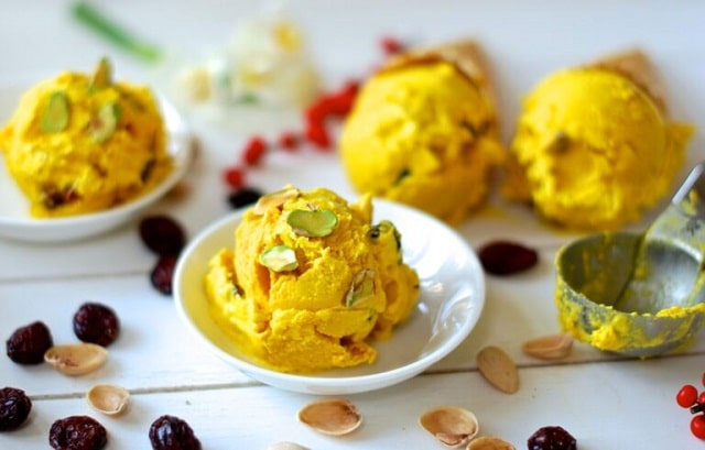 ۵ نکته مهم برای تهیه بستنی سنتی زعفرانی در منزل