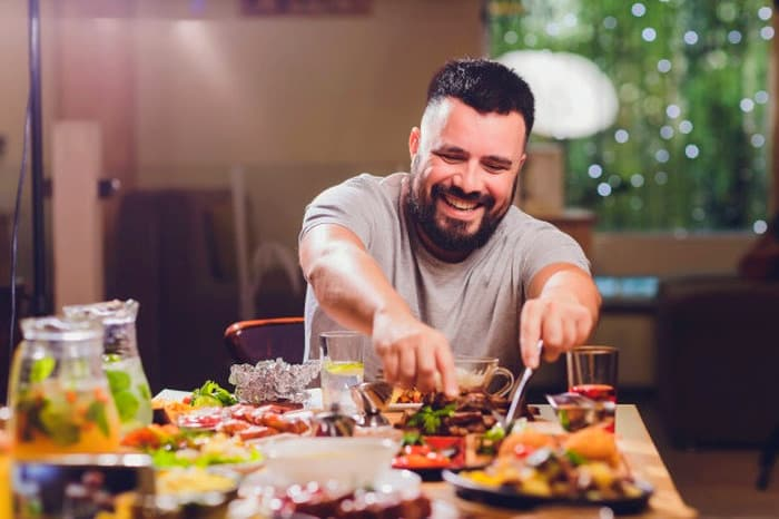 آداب صحیح غذا خوردن در مهمانی