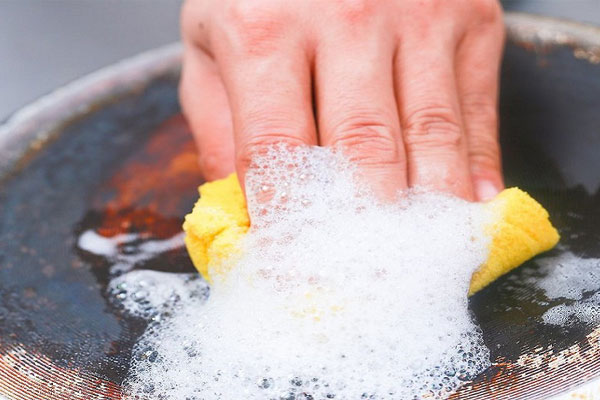 دلایل سیاه شدن قابلمه روحی و راهکارهای سفید کردن آن