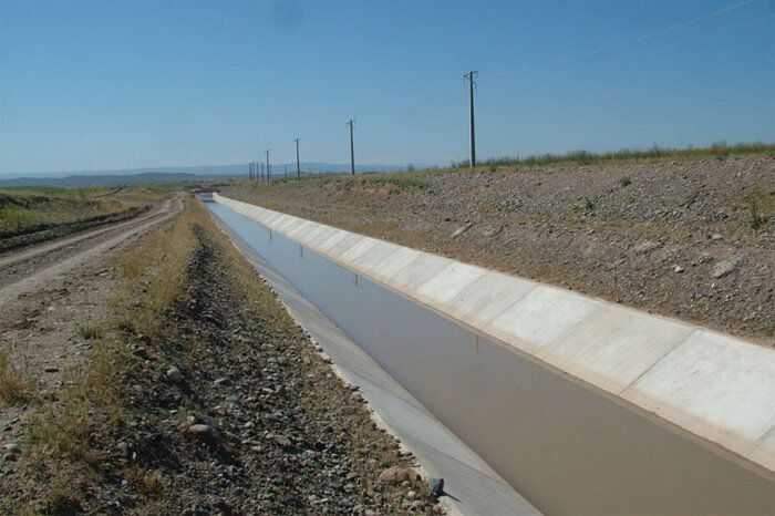 بازیگرانی که گرد و خاک هوا می کنند