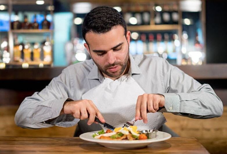 آداب صحیح غذا خوردن در مهمانی - ایرنا زندگی