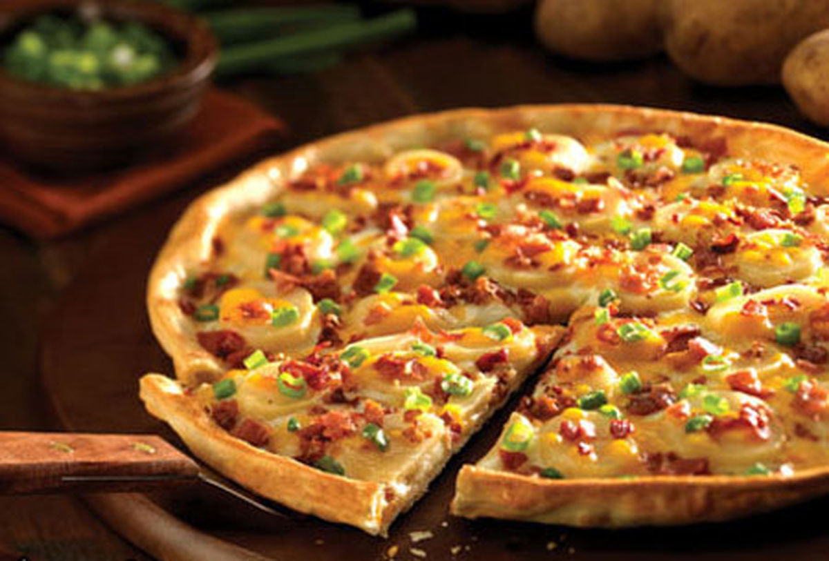 طرز تهیه پیتزا سیب زمینی فوری؛ بدون نیاز به فر و خمیر