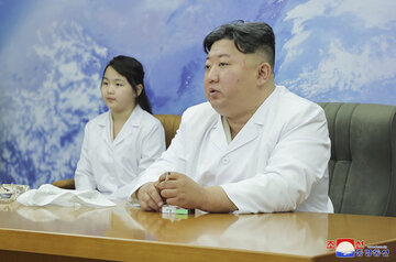 کیم جونگ اون به همراه دخترش از ماهواره جاسوسی جدید کره شمالی بازدید کرد