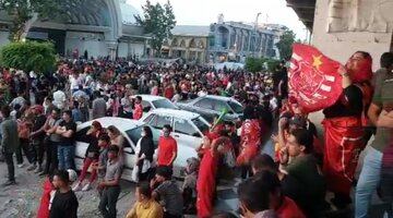 فیلم| جشن قهرمانی زودهنگام هواداران پرسپولیس در بیرون ورزشگاه وطنی