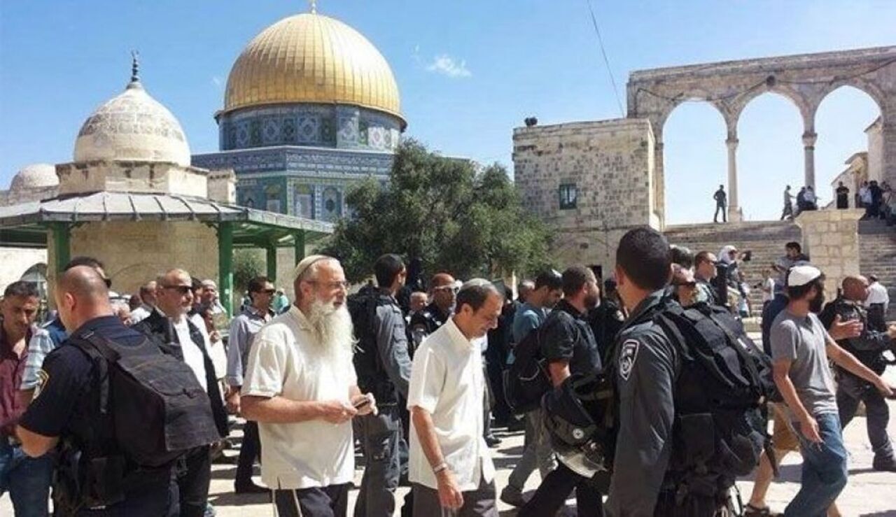 Colonos sionistas asaltan los patios de la Mezquita Al-Aqsa