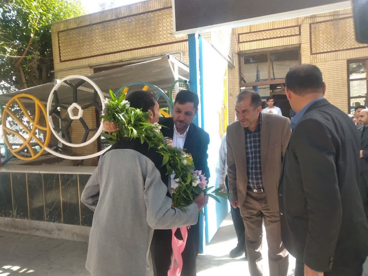 قهرمان رقابت‌های دو و میدانی جانبازان و معلولان در گناباد تجلیل شد