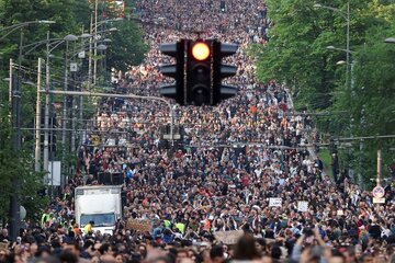 تداوم اعتراضات گسترده به خشونت‌های مسلحانه اخیر در صربستان