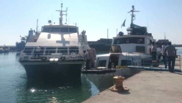 شرایط جوی تردد شناورهای مسافربری در مسیر گناوه به جزیره خارگ را متوقف کرد