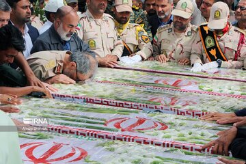 Funérailles des cinq gardes-frontières iraniens tués dans une attaque terroriste au sud