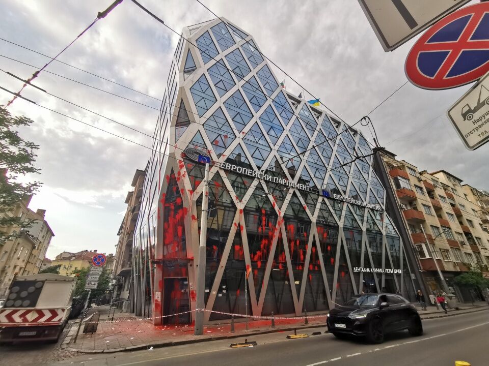 بلغارهای روس گرا به ساختمان اتحادیه اروپا رنگ سرخ پاشیدند