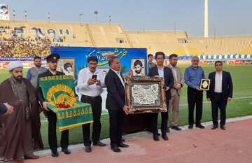 خدام امام رضا (ع) در جشن صعود استقلال خوزستان به لیگ برتر شریک شدند 