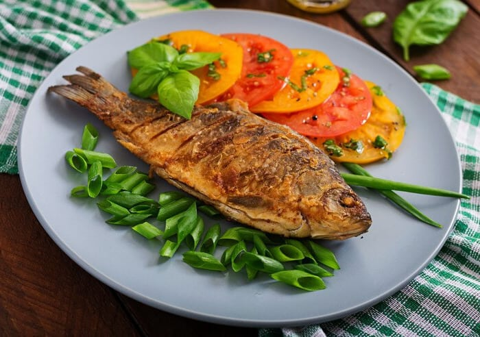 کودک از چه سنی میتواند ماهی بخورد؟