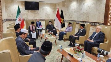 Le président iranien rencontre les chefs des organisations islamiques indonésiennes à Jakarta 



