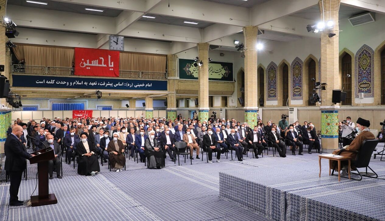 Le président et les députés du Majlis rencontrent l'Imam Khamenei