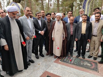 وزیر فرهنگ و ارشاد اسلامی به شهدای کوهدشت ادای احترام کرد