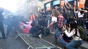 سرکوب فعالان محیط زیستی پاریس با گاز اشک‌آور + فیلم