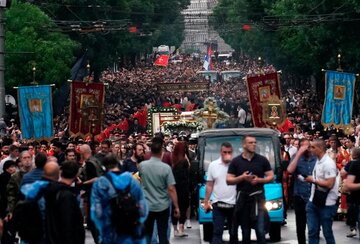 ده ها هزار صربستانی در حمایت  از رئیس جمهوری خود تظاهرات کردند  