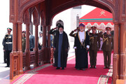 Ayatollah Raisi begrüßt den Sultan von Oman offiziell