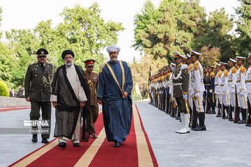 Le sultan Haitham a été chaleureusement accueilli par le président Raïssi au palais de Saadabad