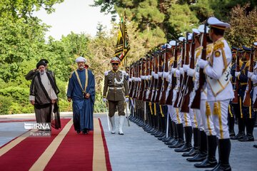 Le sultan Haitham a été chaleureusement accueilli par le président Raïssi au palais de Saadabad