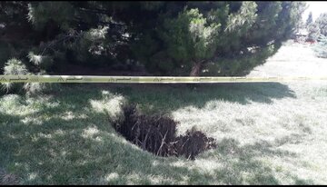 شکستگی خط انتقال فاضلاب جنوب اصفهان موجب ایجاد حفره در فضای سبز پُل غدیر شد