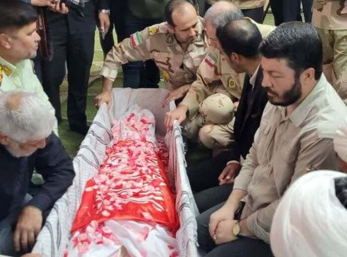 پیکر شهید مرزبان در آغوش گرم مردم خراسانشمالی