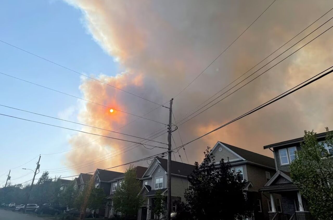 تخلیه هزاران خانه در پی ادامه آتش‌سوزی در هالیفاکس کانادا + فیلم