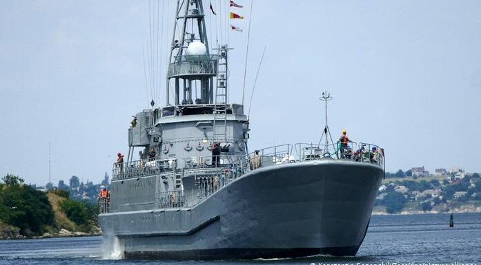 Rusia bombardea el último buque de la Armada ucraniana
