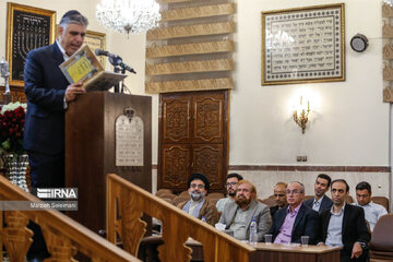 Les Iraniens juifs rassemblés dans une synagogue de Téhéran en vue de célébrer la mémoire de l’Imam Khomeiny