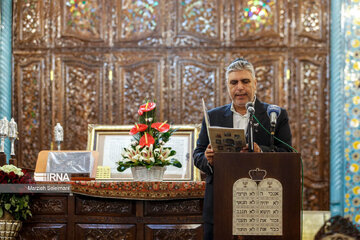 Les Iraniens juifs rassemblés dans une synagogue de Téhéran en vue de célébrer la mémoire de l’Imam Khomeiny