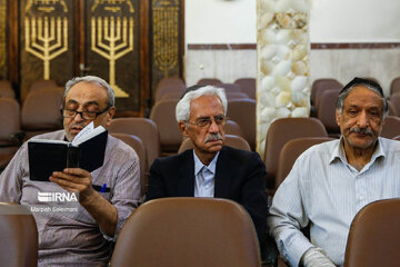 Les Iraniens juifs rassemblés dans une synagogue de Téhéran en vue de célébrer la mémoire de l’Imam Khomeiny