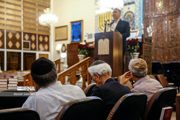 Les Iraniens juifs rassemblés dans une synagogue de Téhéran en vue de célébrer la mémoire de l’Imam Khomeiny