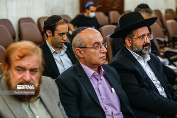 Les Iraniens juifs rassemblés dans une synagogue de Téhéran en vue de célébrer la mémoire de l’Imam Khomeiny