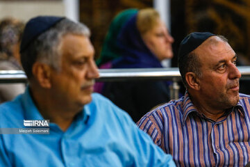Les Iraniens juifs rassemblés dans une synagogue de Téhéran en vue de célébrer la mémoire de l’Imam Khomeiny