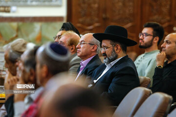 Les Iraniens juifs rassemblés dans une synagogue de Téhéran en vue de célébrer la mémoire de l’Imam Khomeiny