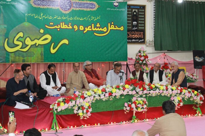 ابراز عشق و ارادت پاکستانیها به امام رئوف در محفل شعر رضوی