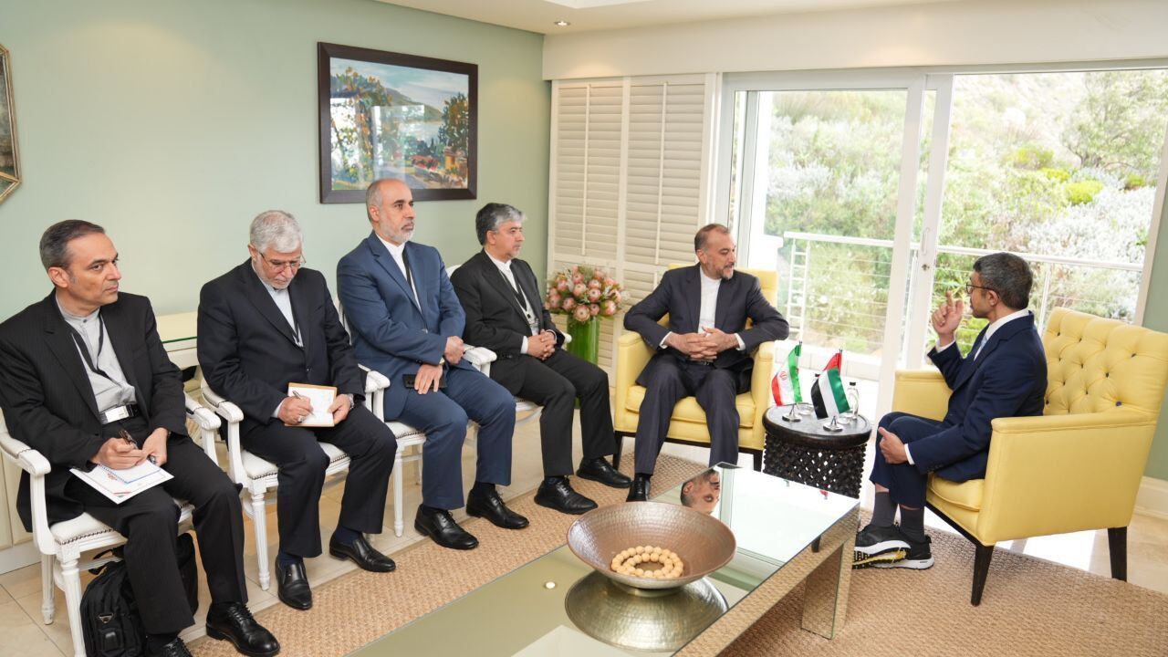 وزير الخارجية يلتقي نظیره الإماراتي على هامش اجتماع مجموعة "البريكس" 