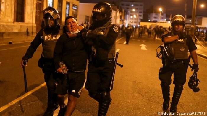 Manifestantes agredidos por la policía en Perú serían investigados